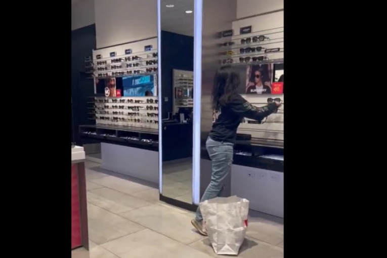 Neverovatan snimak krađe!  Žena "ojadila" radnju u Kaliforniji, i postala hit na internetu! (VIDEO)