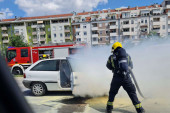 Gori automobil u Bulevaru: Vatrogasci obuzdavaju vatrenu stihiju (FOTO)