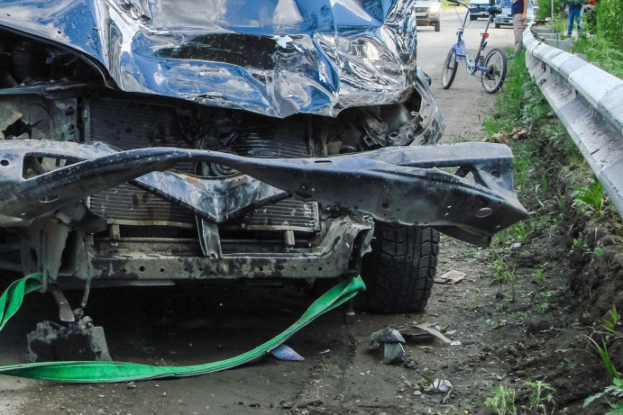 Detalji stravične nesreće kod petlje Kovlj: Vozač automobila poginuo, žene i deca prebačeni u Urgentni (FOTO)