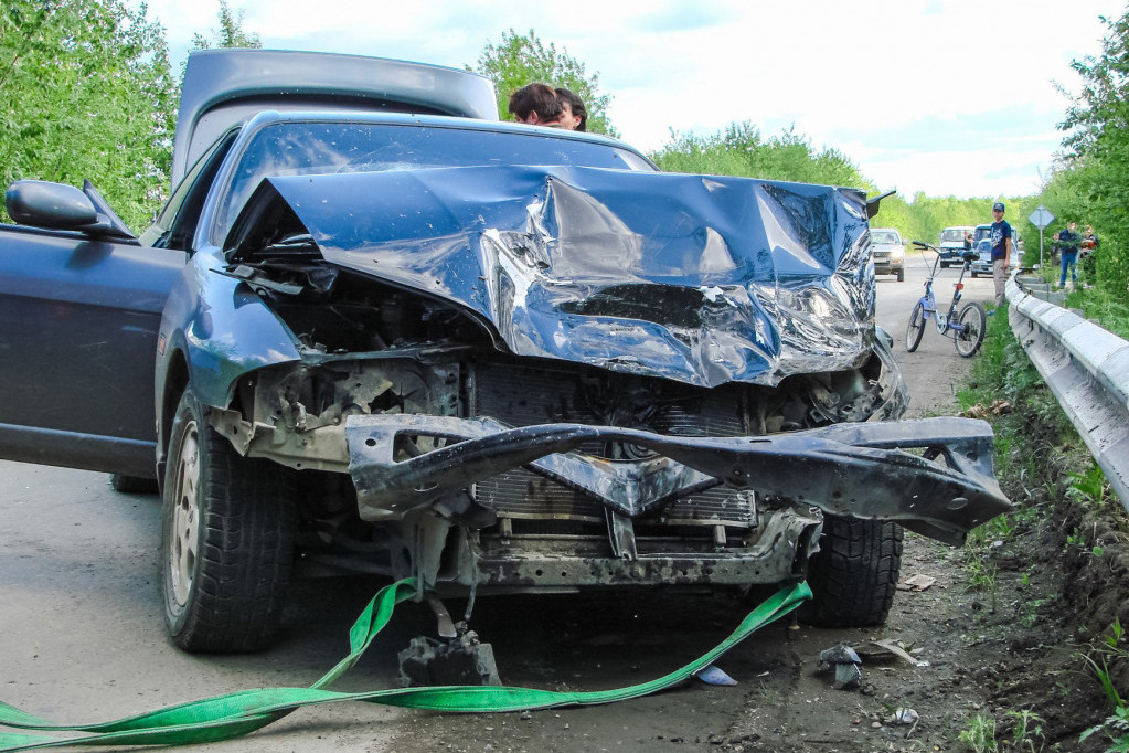 Stravična saobraćajna nesreća kod Dobanovaca: Ima stradalih, jedan automobil zgužvan!