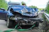 Žestok udes kod Salakovca: Prednji deo automobila potpuno smrskan (FOTO)