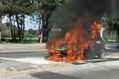 Požar kod Palate Srbija: Goreo automobil u Bulevaru Nikole Tesle (VIDEO)