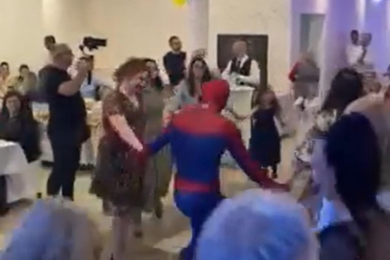 "Spajdermen" u Srbiji pokazao šta još poseduje osim poznatih supermoći: Kolce sa gostima na svadbi bez greške! (VIDEO)
