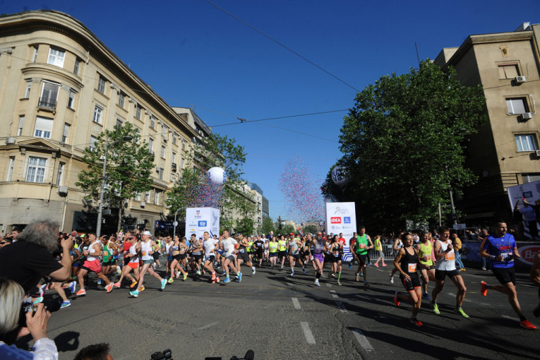 Sunce, bubnjari, trubači i osmesi: Foto priča 35. Beogradskog maratona (FOTO GALERIJA)