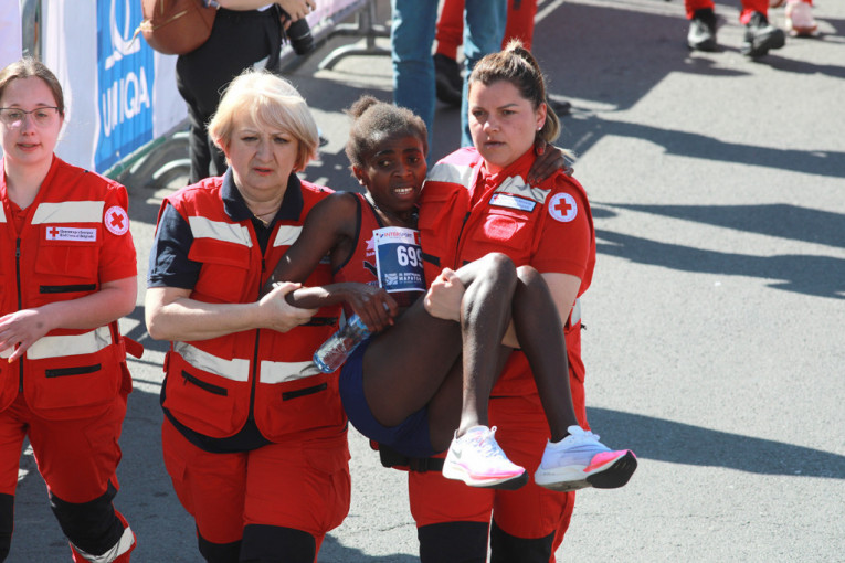 FOTO DANA Ovaj prizor će se pamtiti sa 35. Beogradskog maratona: Žena je ženi najveći oslonac! (FOTO)