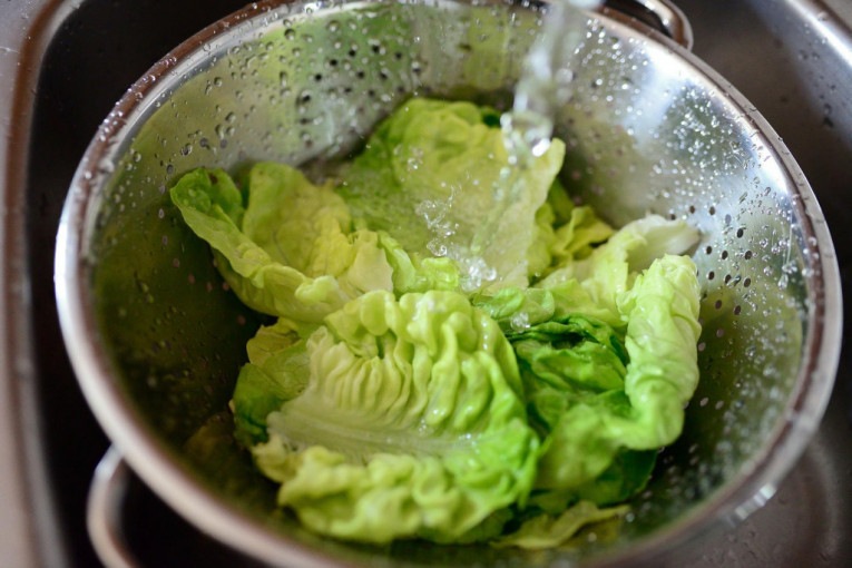 Kako da zelena salata ostane sveža: Potrebna vam je samo jedna stvar koju držite u kuhinji (VIDEO)
