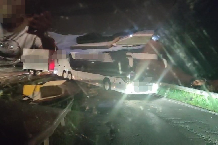 Ovaj vozač autobusa je "prešao igricu": Po mrklom mraku okrenuo vozilo i krenuo suprotnim pravcem auto-puta! (VIDEO)