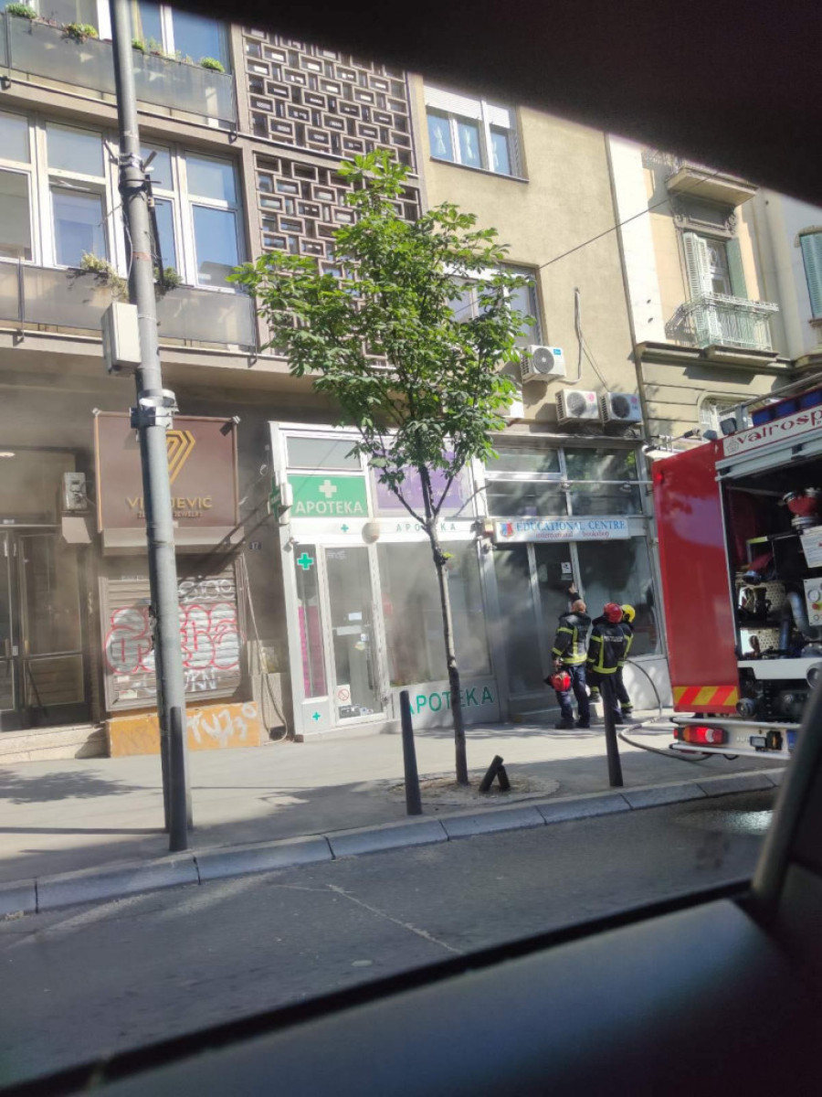 Požar u centru grada! Gorela knjižara, 15 vatrogasaca se borilo sa vatrenom stihijom (FOTO)