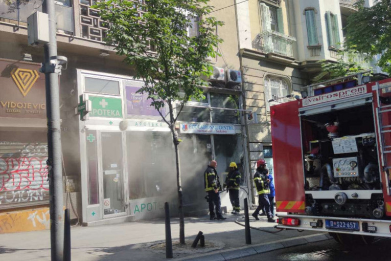 Požar u centru grada! Gorela knjižara, 15 vatrogasaca se borilo sa vatrenom stihijom (FOTO)