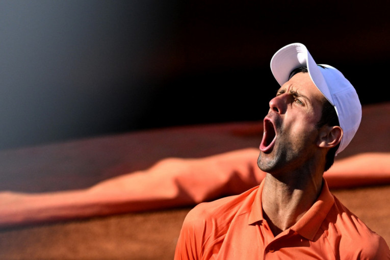 Francuzi šampionskom porukom dočekali Novakov izlazak na šljaku "Šatrijea" - Šampione! (VIDEO)