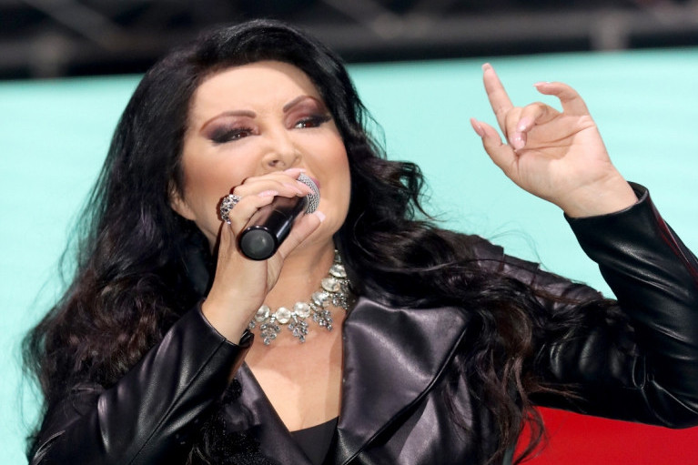 Dragana Mirković od obožavatelja dobila mikrofon optočen kristalima: Pevačicu pred nastup sačekalo iznenađenje FOTO)
