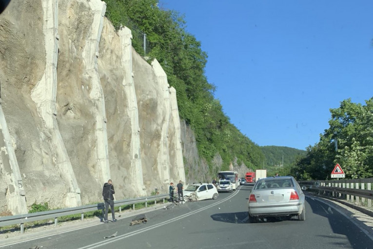 Drugi udes za nepuna 24 sata kod Zlatibora: Delovi automobila svuda po kolovozu
