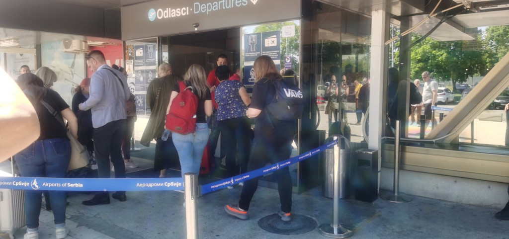 Stručnjaci savetuju: Kako detetu saopštiti da je neko dojavio da je bomba u školi?