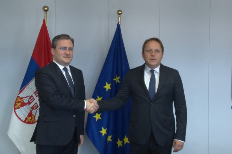 Pružiti regionu podsticaj i ohrabrenje na evropskom putu: Ministar Selaković se Varheljijem, Sijartom i drugim zvaničnicima u Briselu