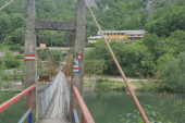 Daske trule, ograda razvaljena: Preko ovog mosta vikendom pređu stotine ljudi, a svaki korak može biti koban (FOTO)