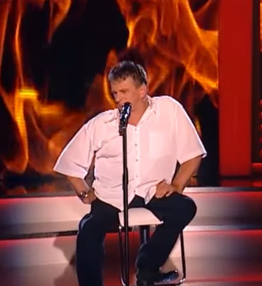 Pevač je zbog cerebralne paralize život proveo na štakama! Posle medijske ilegale viđen u jednom lokalu: „Kakav gospodin!"