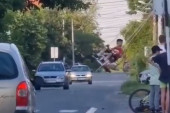 Snimak od kog podilazi jeza: Deca na ringišpilu preleću tik iznad automobila (VIDEO)