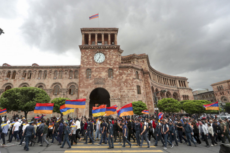 Veliki protesti u Jerevanu - traži se ostavka Pašinjana: Optužuju premijera da želi da učini ustupke Azerbejdžanu (VIDEO)