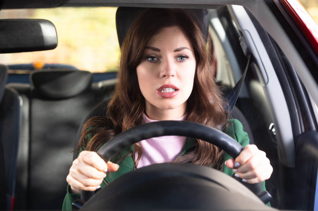 Da li na volanu držite jednu ili obe ruke dok vozite? Evo šta to govori o vama