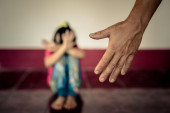 Porodično nasilje u Budvi: Otac (22) tukao svoju decu uzrasta dve i četiri godine!