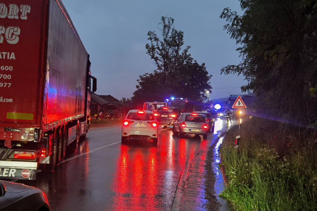 Lančani sudar kod Zmajeva: Automobil udario u prikolicu kamiona, vozilo s decom u ogradu! (FOTO)
