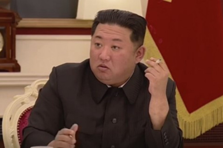 Šta to Kim radi dok urla na svoje zvaničnike? Neobična scena za tren oka obišla planetu! (FOTO)