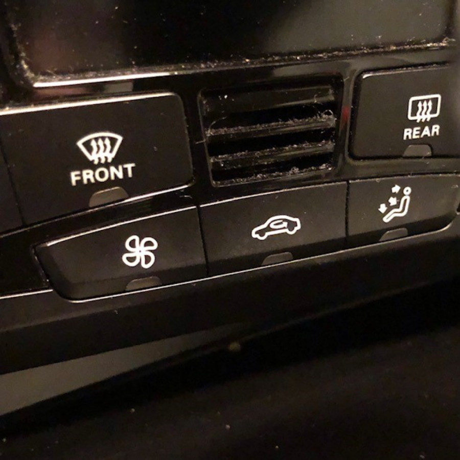 Ovo dugme u automobilu ne smete držati uključeno duže od 20 minuta jer posledice mogu biti katastrofalne