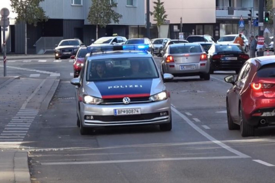 Srbin napravio havariju u Austriji: Demolirao službeni automobil, pa šutirao policajce