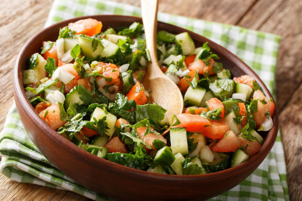 Recept dana: Širazi salata je toliko jednostavna i tako osvežavajuća, a potpuni je hit na društvenim mrežama
