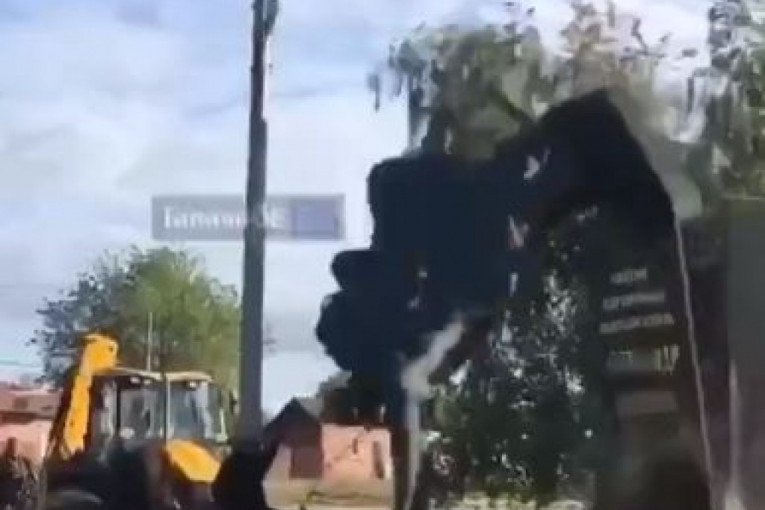 Ukrajinci srušili spomenik ruskom svecu: U ratu ništa sveto nije (VIDEO)