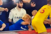 Everton opstao u Premijer ligi, navijači priredili cirkus: Jedna dama je čak otišla i korak dalje - udarac o kome će se diskutovati (VIDEO)