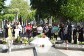 Održan šestomesečni pomen Merimi Njegomir: Ćerke utučene, unuci prvi put kod bake na groblju (FOTO)