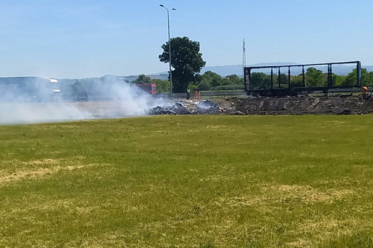 Požar na auto-putu kod Jagodine: Zapalilo se teretno vozilo (FOTO)