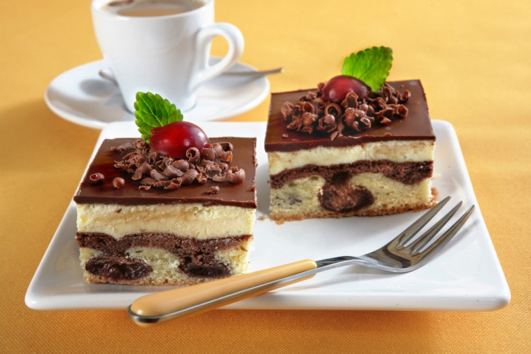 Recept dana: Dunavski talasi su starinski kolač koji vas nosi u sočnu avanturu zalivenu tamnom čokoladom