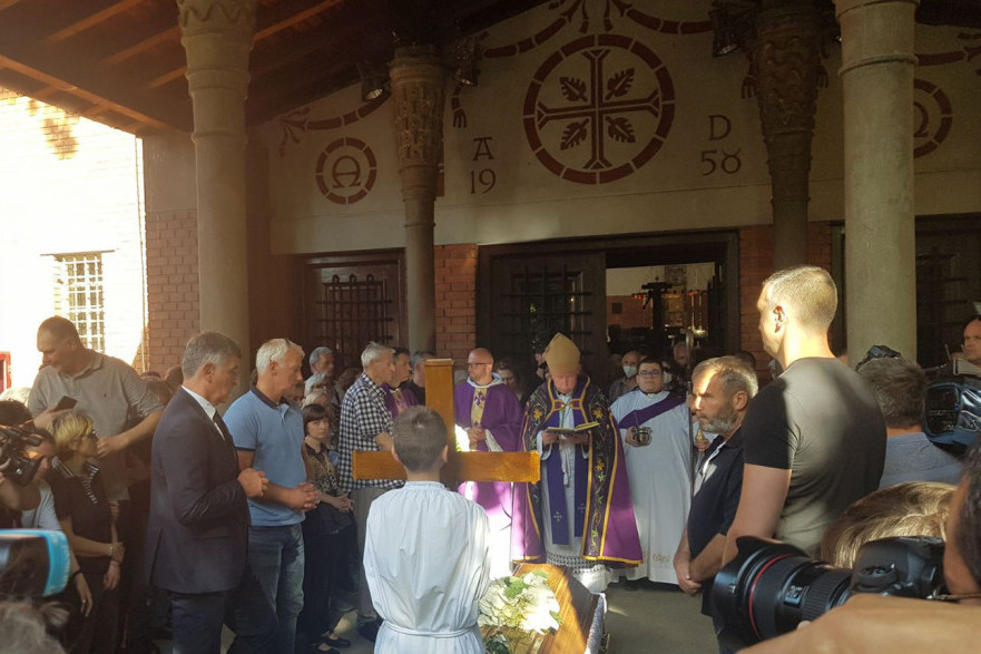Završena misa za Mateja Periša: Beograđani se oprostili od mladog Splićanina, na kovčeg simbolično položeno 27 ruža (FOTO)