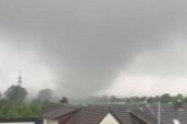 Tornado protutnjao Nemačkom: Vetar nosio drveće i krovove (VIDEO)