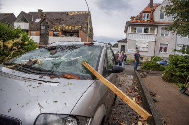 Bilans tornada u Nemačkoj: Više od 40 ljudi povređeno,  leteli krovovi i kola - obustavljen saobraćaj! (FOTO/VIDEO)