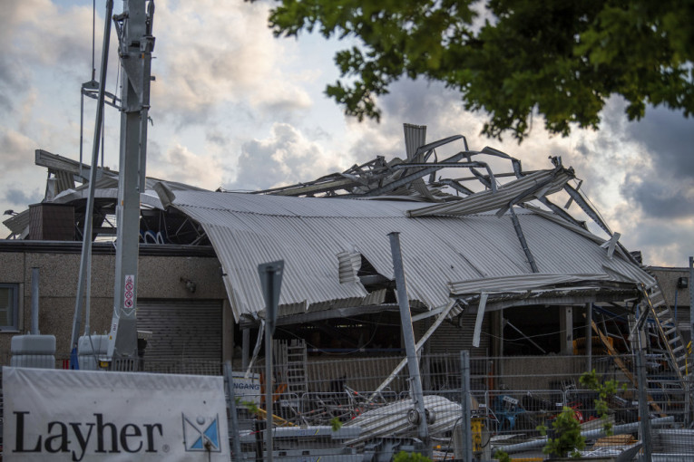 "Imam sreće što sam živ. Oluja je odnela zadnji deo zgrade...": Strašan udar tornada u Mičigenu, prijvljena žrtva (FOTO)