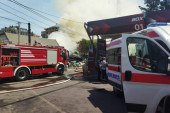 Požar na Tošinom bunaru: Više osoba povređeno