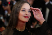 Marion Kotijar na crvenom tepihu Kana: Novi film i provokativna pojava francuske filmske ikone (FOTO/VIDEO)