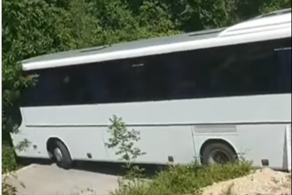 Udes kod Stare Pazove: Autobus džudo kluba Crvena zvezda sleteo sa puta! (VIDEO)