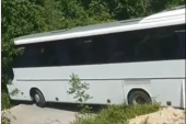 Autobus sleteo sa puta kod Ravne Gore (VIDEO)