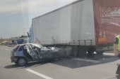 Udes kod isključenja za Surčin: Putnički automobil potpuno uništen (VIDEO)