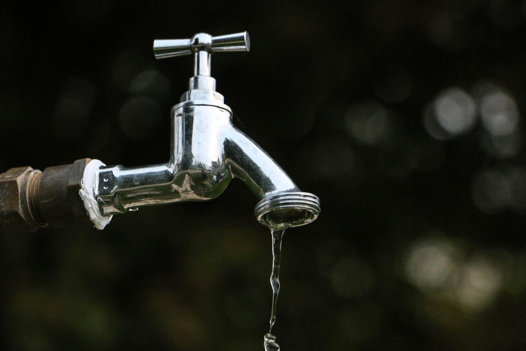 Ne pijte vodu sa javnih česama u Kragujevcu: Institut za javno zdravlje utvrdio da nije ispravna ni bezbedna na čak deset lokacija!