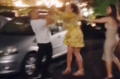 Snimak o kojem bruje na Instagramu! Devojka udara muškarca na parkingu, drugarice se smeju (VIDEO)