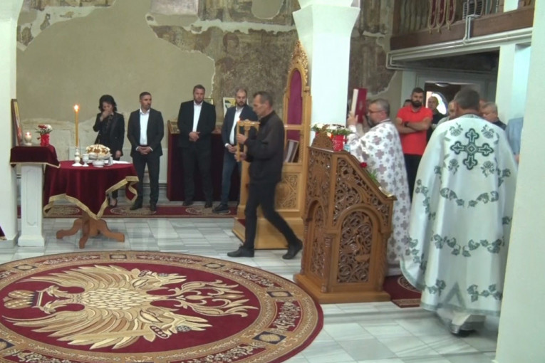 Raseljeni Srbi okupili se da zajedno proslave praznik: Liturgija u crkvi Svetog Nikole u Prištini