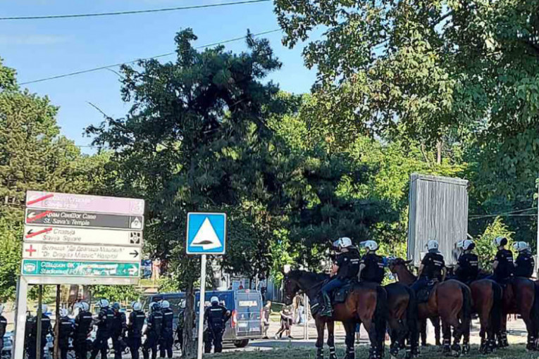 Jake policijske snage na ulicama Beograda: Opsadno stanje oko Autokomande (FOTO, VIDEO)