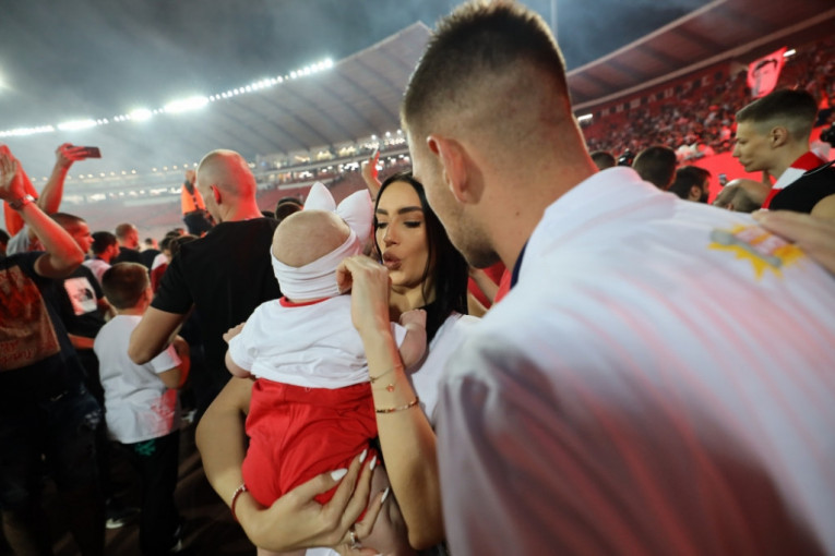 Ovako se vole Kaća Grujić i Gobelja: Pevačica sa ćerkicom bodrila muža i Crvenu Zvezdu (FOTO)
