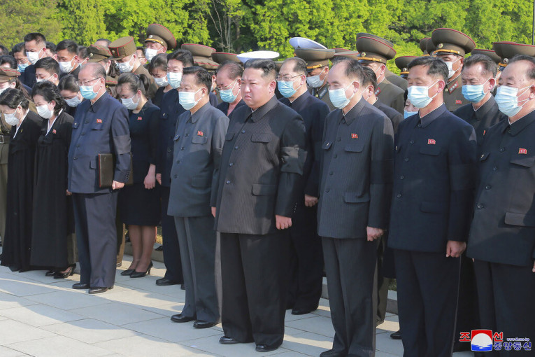 Kim prkosi koroni: Jedini se bez maske pojavio na sahrani visokog zvaničnika (VIDEO)
