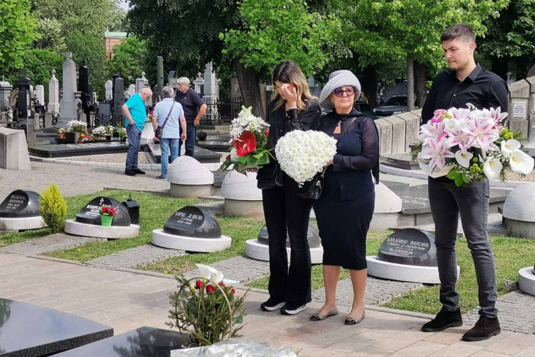 Ana Bekuta donela na Mrkin grob buket u obliku srca: Sa unucima uplakana upalila sveće (FOTO/VIDEO)